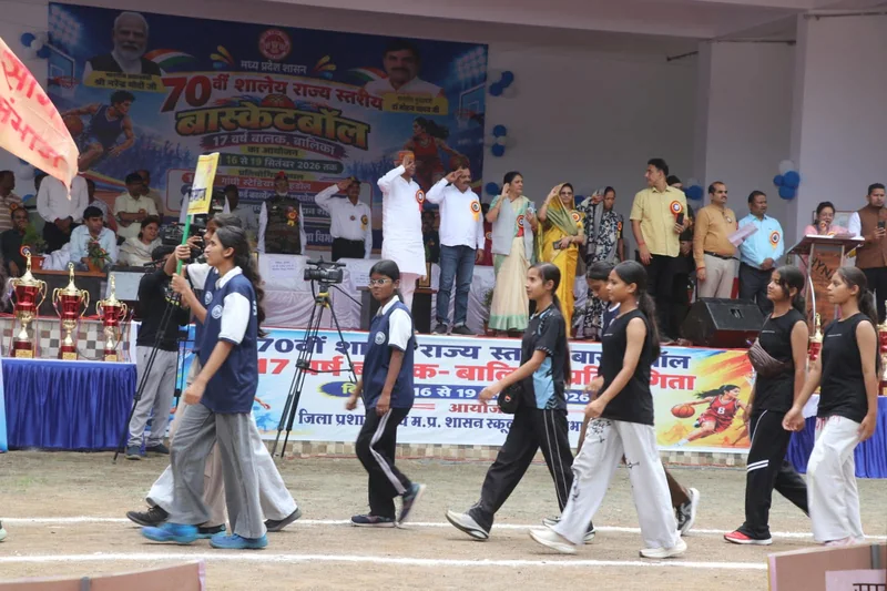 09 संभागों की टीमों ने आकर्षक मार्चपास्ट कर दिया खेल भावना का परिचय