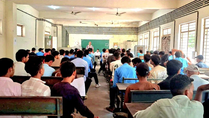 सेवा संकल्प अभियान के तहत आईटीआई मुरैना में चित्रकला एवं भाषण प्रतियोगिता आयोजित
