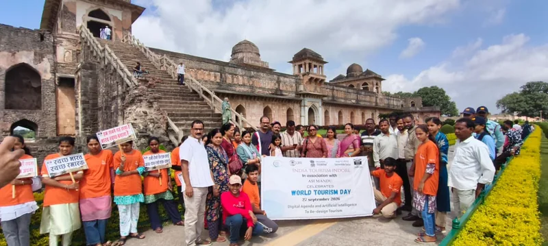 विश्व पर्यटन दिवस पर इंदौर एयरपोर्ट एवं मांडू में पर्यटकों का पारंपरिक स्वागत